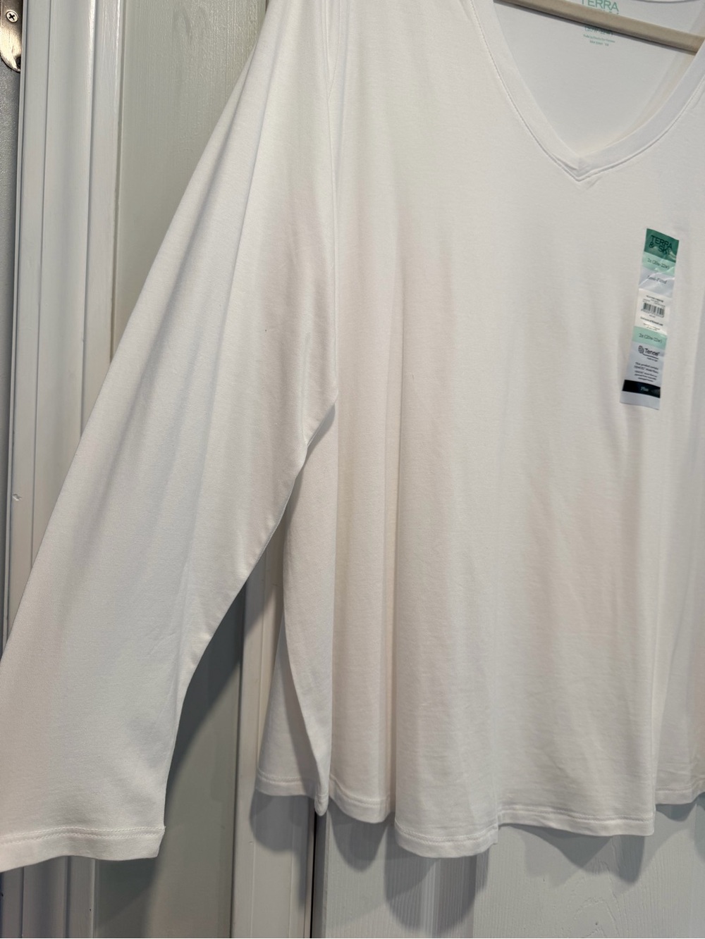 NWT Terra & Sky Size 2X White Long Sleeve V-Neck T-Shirt Tencel - Picture 6 of 10